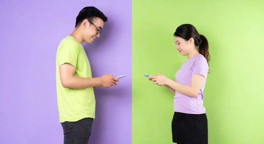 Deux personnes se font face en regardant leur téléphone, sur fond bicolore vert et violet.